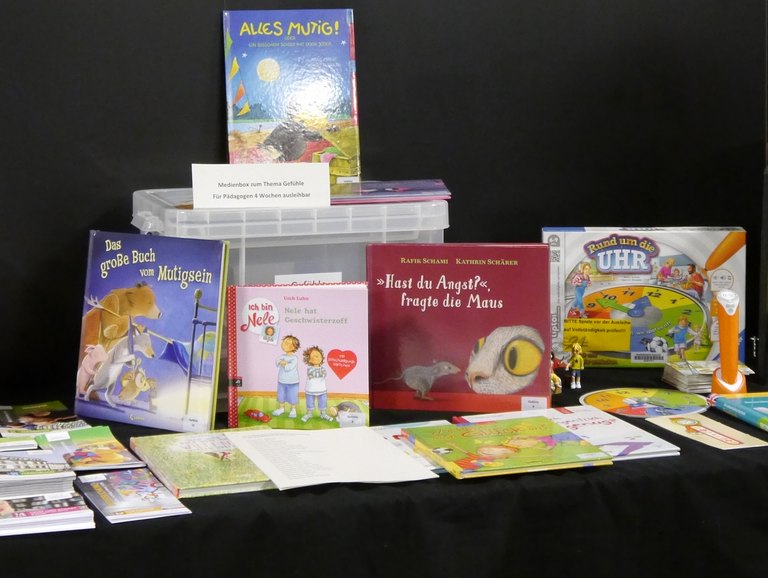 Tisch mit einer Auswahl verschiedener Kinderbücher