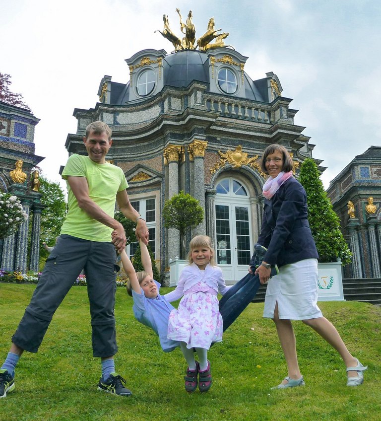 Familien in Bayreuth Familie mit zwei Kindern auf einer Wiese